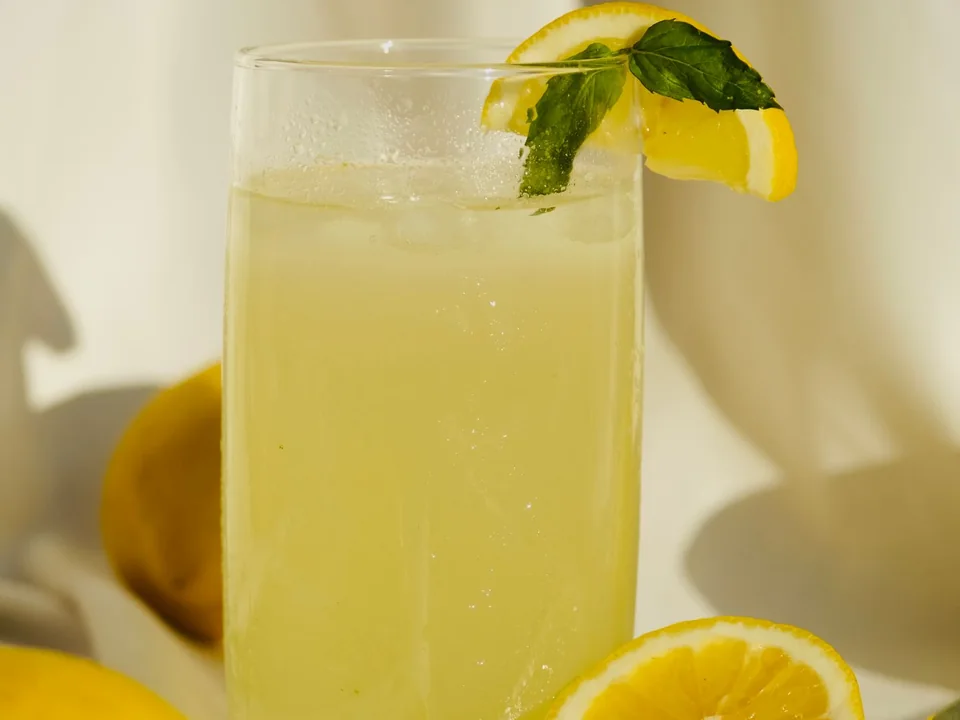 Boisson artisanale fraîche servie au verre