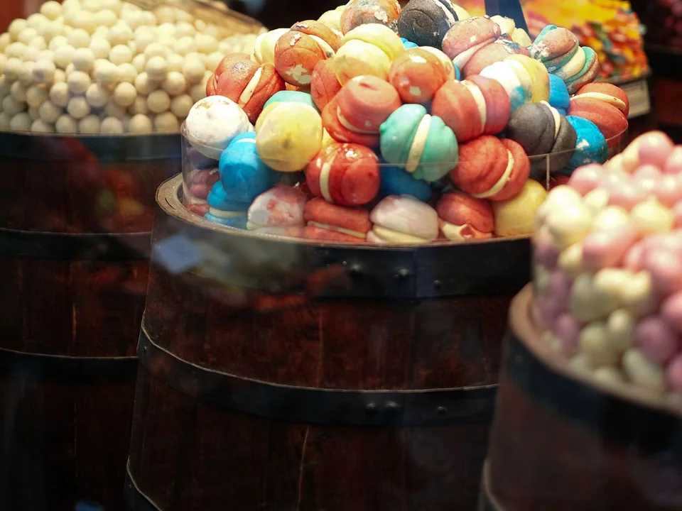 Bonbons et confiseries colorés en vrac dans des tonneaux