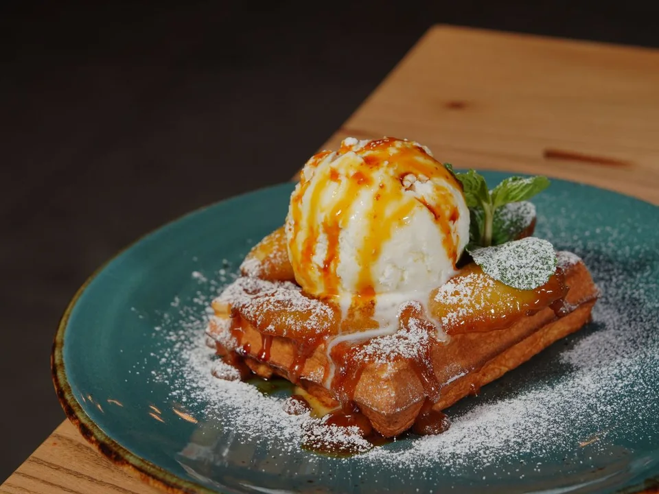 Coupe gourmande : gaufre croustillante, boule de glace vanille et caramel