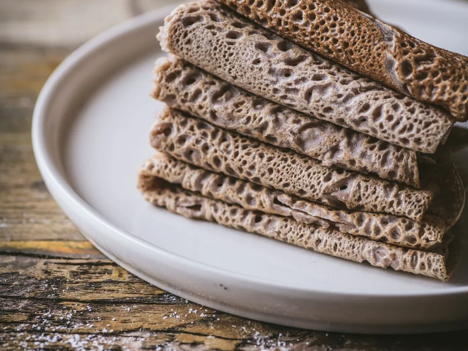 Galettes de blé noir bretonnes cuites sur bilig