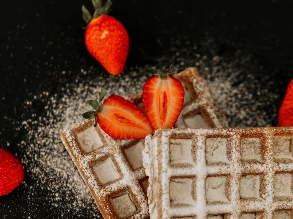 Gaufres croustillantes servies avec des fraises fraîches